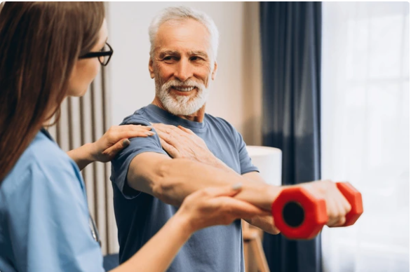un patient reproduisant un exercice accompagné d'un soignant